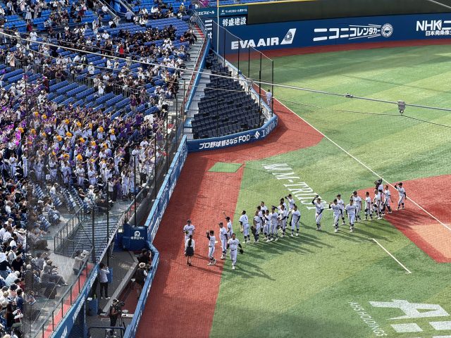 16年ぶりの関東大会出場を決め、応援スタンドへ挨拶する横浜創学館